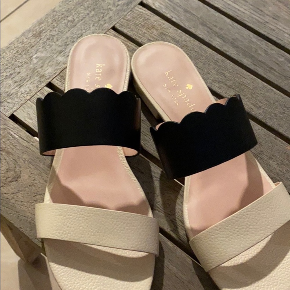 Kate spade ♠️ Fetty Flat scallop leather sandals